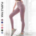 Yan cibləri olan qadın yoga leggings